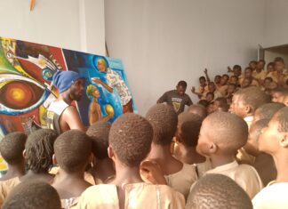 RICAC : une visite des élèves au grand bonheur du Directeur artistique, Kokou Ekouagou