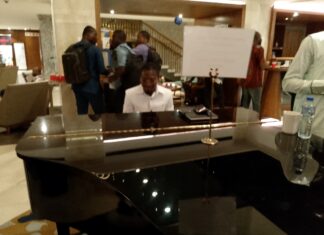 Musique : Le talent de pianiste du DG Mawussé AYIVI ne saurait être caché