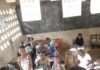Vacances 2024 : le plasticien Kokou Ekouagou occupe les enfants