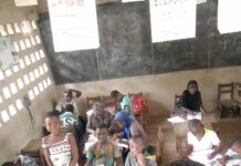 Vacances 2024 : le plasticien Kokou Ekouagou occupe les enfants