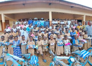 UNIR soutient l’Éducation à Sotouboua : Distribution de kits scolaires et de vélos