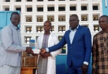Le Dr Dandakou fait don de fournitures scolaires au CEG AHONKPOE