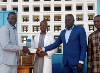Le Dr Dandakou fait don de fournitures scolaires au CEG AHONKPOE