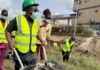 Togo : un Maire aperçu transportant des ordures dans une brouette