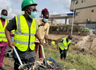 Togo : un Maire aperçu transportant des ordures dans une brouette