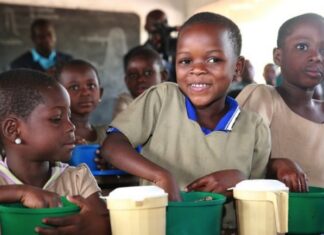 TOGO : Grâce aux cantines scolaires, des milliers d’enfants reçoivent chaque jour un repas chaud