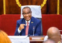 Le Président de l’Assemblée nationale échange avec le personnel administratif