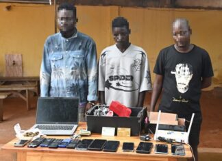 Togo : trois présumés cybercriminels arrêtés à Sanguéra, un suspect toujours en fuite